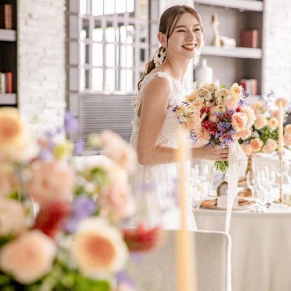 白を基調にした会場は似合うコーデの幅も広いから、ふたりの個性を存分に表現できる