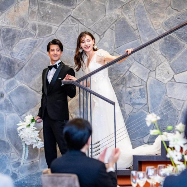 階段入場は主役感満載！憧れのweddingを叶える。