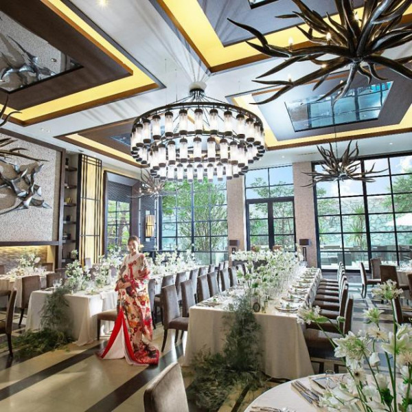 和装も美しく映えるモダンな会場はお写真撮影でも好評いただいております。