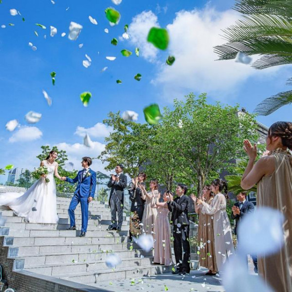 青空広がる大階段でフラワーシャワーの祝福を。