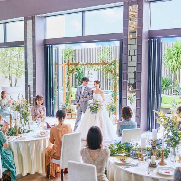 純白で都心と思えないほどの天井高、花嫁姿が美しく映えるチャペルはキャンドルに囲まれ幻想的な感動の空間