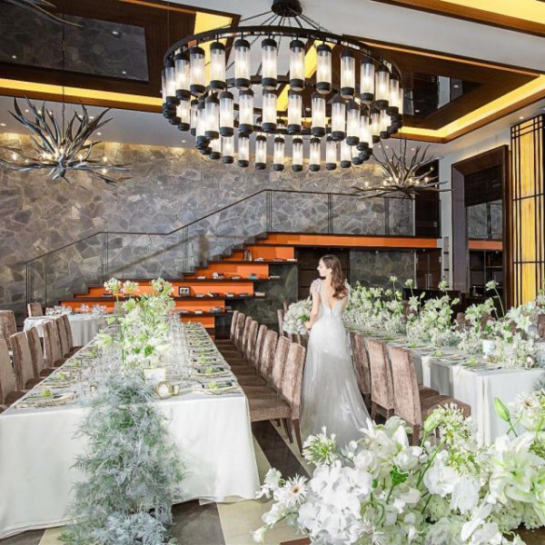 天然石が美しいストーンヒルズ。アートな調度品が上質な結婚式を彩るビアンカーラの結婚式。
