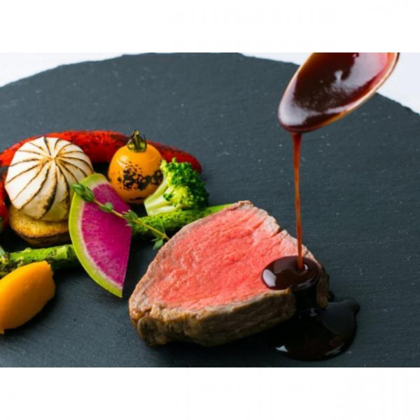 シェフ特製のコースでゲストをおもてなし。ソースやダシもこだわり抜いた逸品で特別な一日を彩る