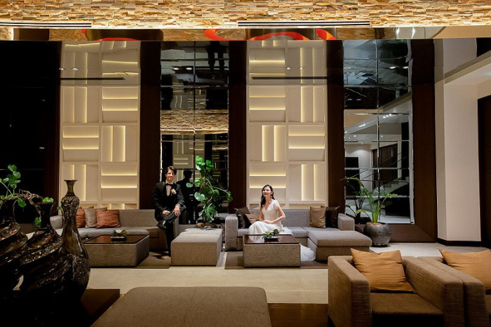 モダンで落ち着いたコンサバトリー。特別な一日をゆったりと過ごせる、上質なウェルカム空間です