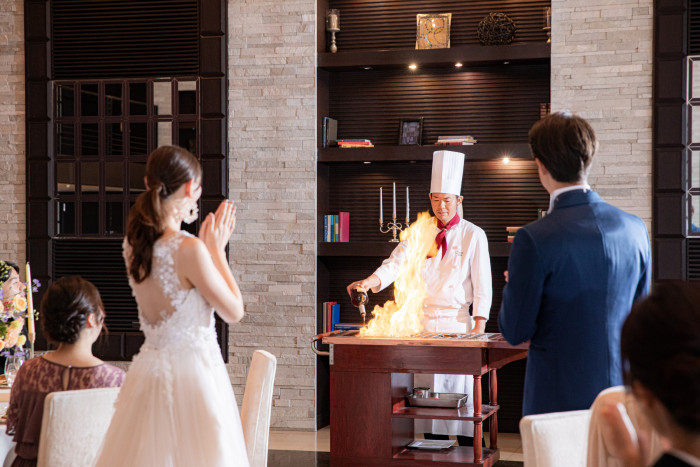 炎の演出でゲストを魅了するシェフのLiveパフォーマンス。特別な日を華やかに彩るおもてなし