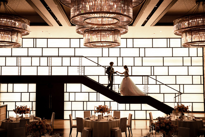 煌めくシャンデリアと光の壁。ドラマチックな階段からの入場が、ゲストを魅了する特別な瞬間です
