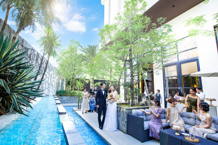 水のせせらぎと緑に囲まれたガーデン。リゾート感溢れる空間でゲストと開放的に楽しむパーティー