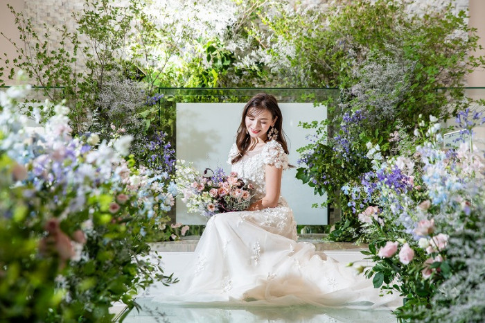 緑と花々に囲まれた幻想的なチャペル。ガラスのバージンロードで、まるでおとぎ話のような花嫁姿