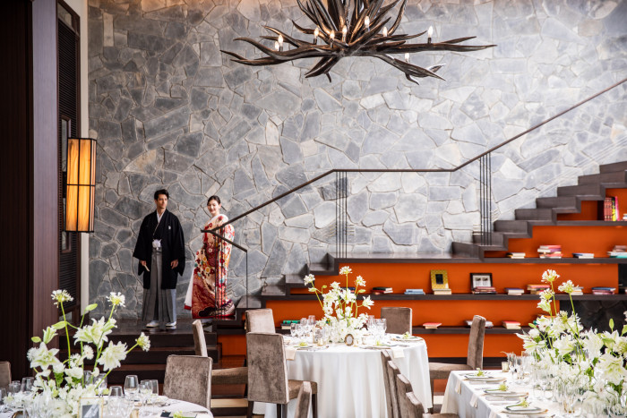 モダンな空間に和装が映える、スタイリッシュな披露宴。 お二人の新たな人生がここから始まる。