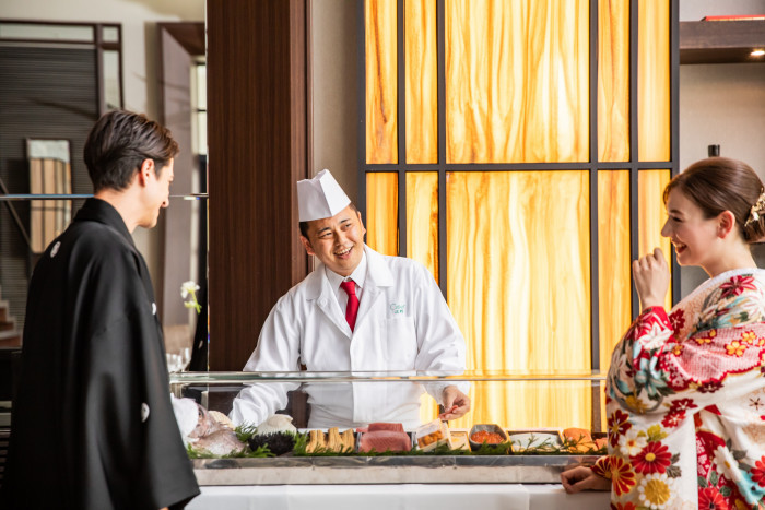 熟練の職人の技が光る。 一貫ずつ握られる特別な寿司は、ゲストへの最高に上質なおもてなしに。