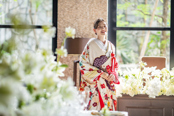 柔らかな光の中で輝く花嫁の笑顔。美しい和装に身を包み、幸せに満ちた特別な瞬間。和装も豊富。