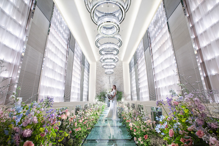 豪華なシャンデリアとガラスのバージンロード。光と花に包まれた幻想的なチャペルで誓う永遠の愛