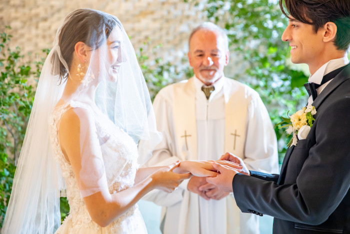 挙式は牧師が進行。ここからはじまるお二人の夫婦生活を祝福する。想いを込めてご案内いたします