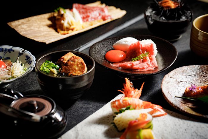 美しいフレンチと本格和食が選べるフルコース。 豪華な食材と繊細な盛り付けが祝宴を彩ります。