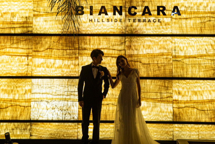 思い出の一日をよりドラマチックに彩る。洗練された上質なナイトウェディングをビアンカーラで。