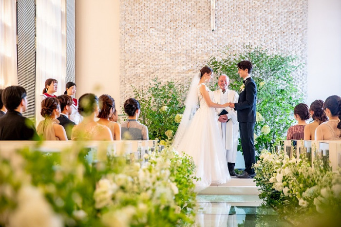 キャンドルの光と幻想的な空間が、お二人の誓いを優しく包みます。記憶に残る、美しい挙式を実現