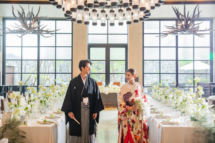 モダンな空間に和装が映える。 貸切会場だから叶うふたりだけの幸せなシーンを一枚へおさめる。