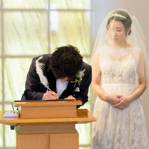 結婚証明書に署名|少人数専門のウエディングハウス マ メゾン【Ma maison】の写真(56343049)