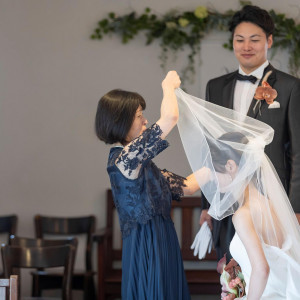 新婦お母様によるベールダウンセレモニー|少人数専門のウエディングハウス マ メゾン【Ma maison】の写真(56339327)