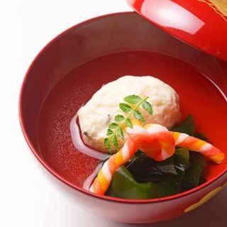 ＜和食＞－御祝椀－ 清まし仕立て 蛤真蒸 三色手綱 若布 喜の芽