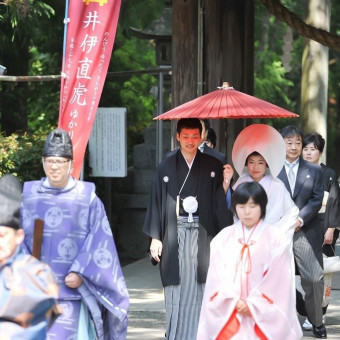 雅楽の音色が響く中、本殿へと歩む参進の儀。