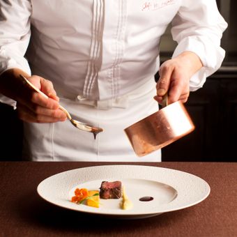 地元野菜や贅沢な食材を使った婚礼料理はゲストからも好評。
