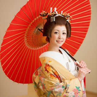 色鮮やかな和装「色打掛」、それはまさに日本女性をイメージさせれ繊細且つ大胆な印象を持ち合わせています。
