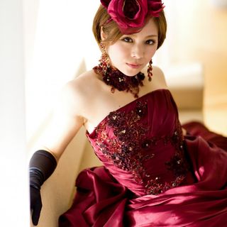 ドレスは花嫁の印象を引き出してくれます。
そんなドレスだからこそスタイリストと一緒に選んでいきませんか