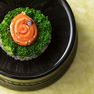 オーラキングサーモンとブロッコリーヨーグルトをからめたエポートル小麦と共に