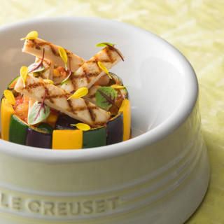 鶏胸肉をグリエにしトマトで煮込んだナスとズッキーニを添えて