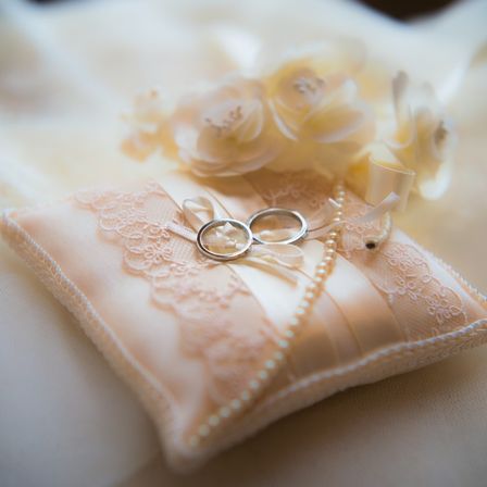 【挙式】リングピローは心をこめて手作りを
※サムシングボローのアイテムとして、ロブションでのお貸し出し可能|シャトーレストラン ジョエル・ロブションの写真(611544)