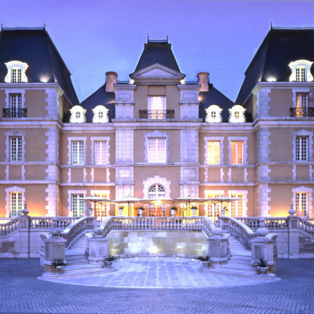 ディナータイムだからこそ楽しめる、ライトアップされたシャトー|シャトーレストラン ジョエル・ロブションの写真(611527)