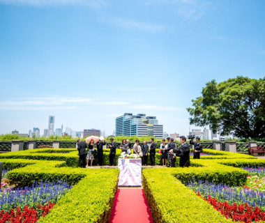 イタリア山庭園でのガーデン挙式。
とっても綺麗な青い空とお花に囲まれ、横浜の景色も一望できます。
まるでお花畑のようです!