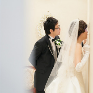 これから結婚式本番を控える新郎新婦様のチャペル控室！緊張の表情で「皆揃ったかなぁ～」と確認中！|アメイジンググレイス前橋の写真(910010)