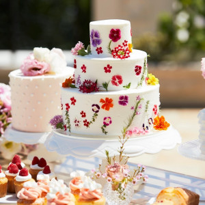 【食べられるお花を使ったケーキ】色や形が様々なお花をあしらったウエディングケーキ♪|アメイジンググレイス前橋の写真(7520967)