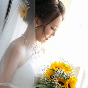 【ヘアスタイルも結婚式のテーマに合わせてアレンジを】夏の結婚式にはヒマワリをまたは映画のヒロインをイメージして等、ヘアアクセサリーとして生花をアレンジするのもおすすめです|アメイジンググレイス前橋の写真(4294657)