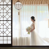 和と洋が絶妙に融合し、独特の雰囲気を醸すゲストルーム。緑を眺めながらゆったりと寛いで。前撮りにもおすすめのスポットです。