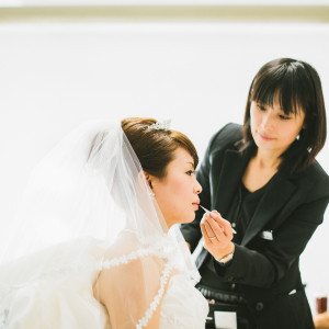 まだ実感がないです、とおっしゃっていた新婦様を花嫁に仕立てていく美容担当。ヘアメイクのプロフェッショナルを備え群馬から長野、首都圏まで展開している「童夢美容室」|万平ホテルの写真(2881162)