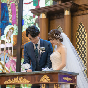 結婚証明書にサインのシーン。|仙台ゆりが丘マリアージュアンヴィラの写真(34955945)