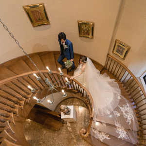教会ロビーにはドレス姿が映える厳かな雰囲気の螺旋階段。|仙台ゆりが丘マリアージュアンヴィラの写真(38444777)
