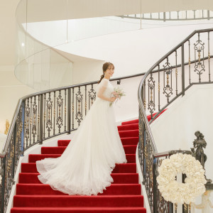 ゲストを迎えるロビースペースには華やかな赤絨毯の螺旋階段。ドレスとの相性も抜群で人気の前撮りスポット。|仙台ゆりが丘マリアージュアンヴィラの写真(38444769)