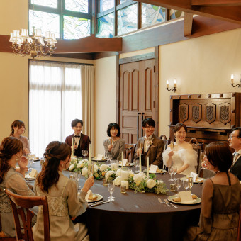 15名以内の家族での食事会なら円卓を囲んで顔を合わせての食事も可能。