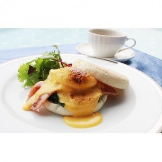 【週末モーニングフェア限定】大人気のエッグベネティクトが食べられる♪