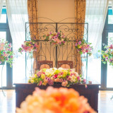 メインテーブルの装花も、お好きな雰囲気&花で飾ることができます。