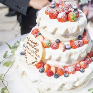≪ウェディングケーキ≫ケーキカットは、緑豊かなガーデンでも叶います！写真写りもばっちり！|ザ・ハウス・オブ ブランセの写真(7445662)