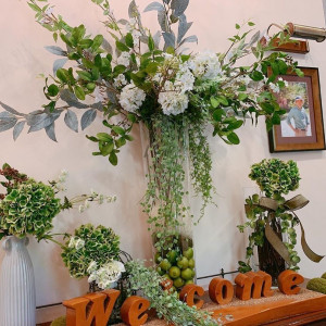 メインテーブルの装花はお好きな雰囲気とお花で飾ることができます。|ザ・ハウス・オブ ブランセの写真(7445653)