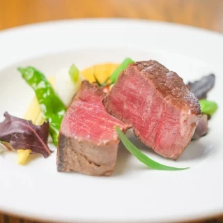 ≪肉料理≫柔らかなステーキは、3種類のソースからお好きにチョイスできます！