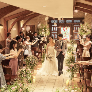 優しい雰囲気のチャペルでゲストの祝福と笑顔に包まれる挙式を！