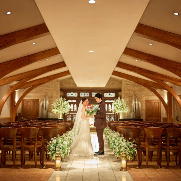木造のチャペルは白いウエディングドレスが映える空間。温かい気持ちで忘れる事の出来ない誓いの瞬間を。