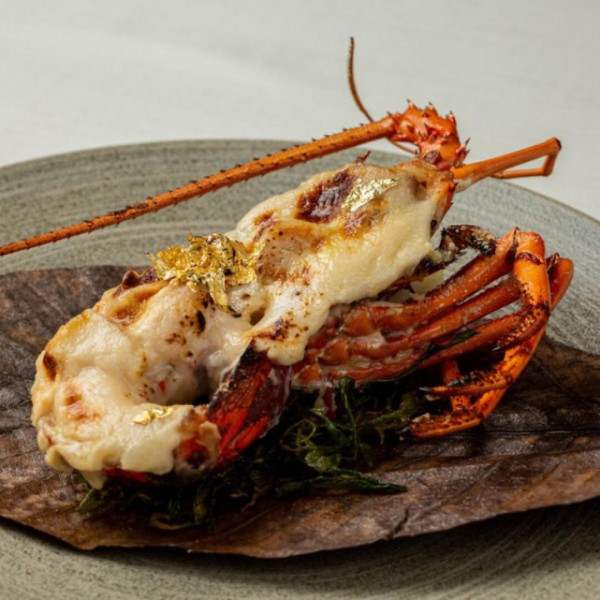 お料理メニューはシェフお任せで旬の食材を使用した『誰もが口にした瞬間』笑顔になれる。そんな一皿を